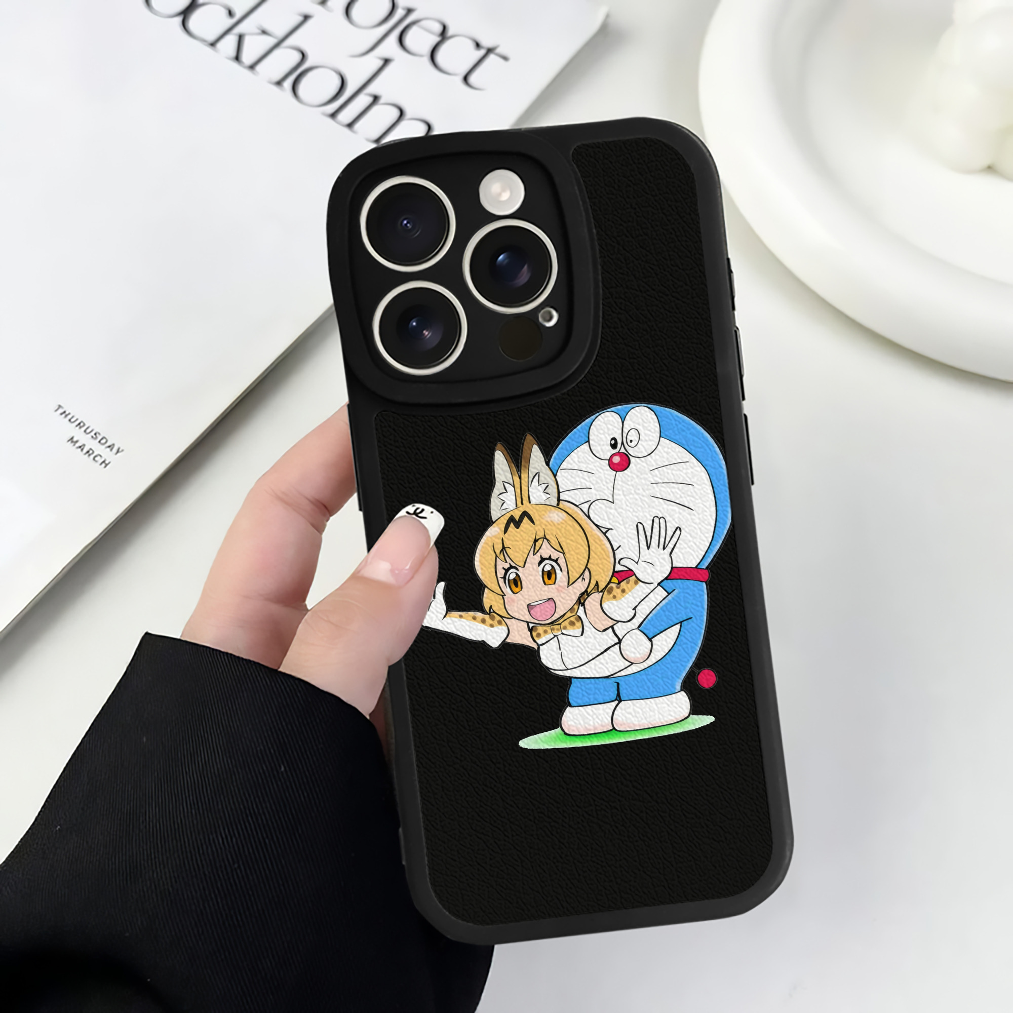 （画像用） ドラえもん Doraemon 【iPhone 16シリーズ対応】シリコンスマホケース（レザー調） 材質：シリコン